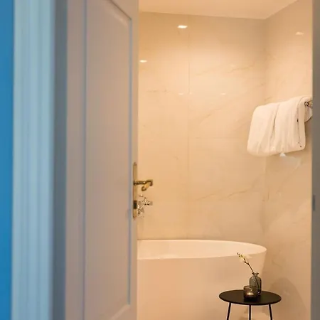 מלון Leopolis Hotel