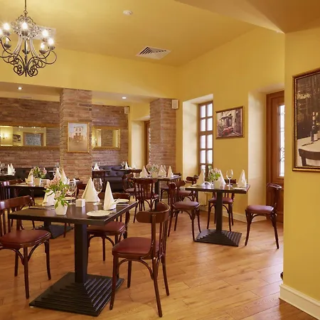 מלון Leopolis Hotel