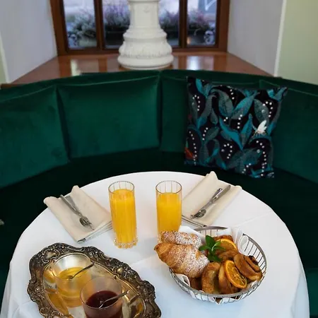 Hotel Leopolis Hotel Lwów